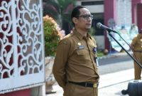 Sekretaris Daerah Kabupaten Sumenep Agus Dwi Saputra saat memimpin Apel Gabungan ASN di Halaman Kantor Bupati Sumenep, Senin (02/03/2026).