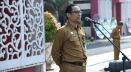 Sekretaris Daerah Kabupaten Sumenep Agus Dwi Saputra saat memimpin Apel Gabungan ASN di Halaman Kantor Bupati Sumenep, Senin (02/03/2026).