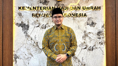 Juru Bicara Kementerian Haji dan Umrah RI, Ichsan Marsha, menyampaikan keterangan terkait proses pemulangan jemaah umrah di Jakarta, Senin (2/3/2026).