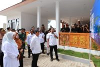 Menteri Kelautan dan Perikanan Sakti Wahyu Trenggono didampingi Bupati Banyuwangi Ipuk Fiestiandani meninjau pembangunan Kampung Nelayan Merah Putih Lateng di pesisir Plengsengan Ancol, Banyuwangi, Selasa (3/3/2026).