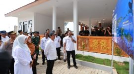 Menteri Kelautan dan Perikanan Sakti Wahyu Trenggono didampingi Bupati Banyuwangi Ipuk Fiestiandani meninjau pembangunan Kampung Nelayan Merah Putih Lateng di pesisir Plengsengan Ancol, Banyuwangi, Selasa (3/3/2026).
