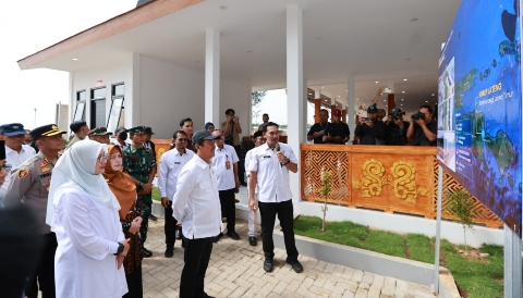 Menteri Kelautan dan Perikanan Sakti Wahyu Trenggono didampingi Bupati Banyuwangi Ipuk Fiestiandani meninjau pembangunan Kampung Nelayan Merah Putih Lateng di pesisir Plengsengan Ancol, Banyuwangi, Selasa (3/3/2026).