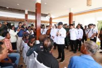 Menteri Kelautan dan Perikanan Sakti Wahyu Trenggono berdialog dengan nelayan saat meninjau Kampung Nelayan Merah Putih Lateng di Banyuwangi, Selasa (3/3/2026).
