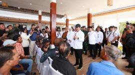 Menteri Kelautan dan Perikanan Sakti Wahyu Trenggono berdialog dengan nelayan saat meninjau Kampung Nelayan Merah Putih Lateng di Banyuwangi, Selasa (3/3/2026).
