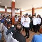 Menteri Kelautan dan Perikanan Sakti Wahyu Trenggono berdialog dengan nelayan saat meninjau Kampung Nelayan Merah Putih Lateng di Banyuwangi, Selasa (3/3/2026).