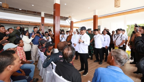 Menteri Kelautan dan Perikanan Sakti Wahyu Trenggono berdialog dengan nelayan saat meninjau Kampung Nelayan Merah Putih Lateng di Banyuwangi, Selasa (3/3/2026).