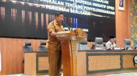 Sekda Bangkalan Ismet Efendi menyampaikan nota pendapat Bupati dalam Sidang Paripurna DPRD terkait Raperda Penyelenggaraan Perizinan Berusaha di Daerah, Senin (2/3/2026).