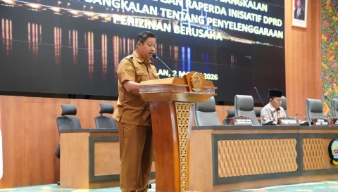 Sekda Bangkalan Ismet Efendi menyampaikan nota pendapat Bupati dalam Sidang Paripurna DPRD terkait Raperda Penyelenggaraan Perizinan Berusaha di Daerah, Senin (2/3/2026).