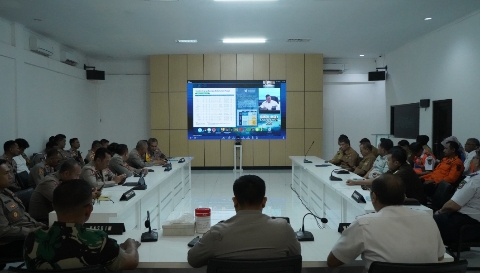 Jajaran Polres Purwakarta bersama Forkopimda mengikuti Rakor Lintas Sektoral Operasi Ketupat 2026 secara virtual di Aula Presisi Polres Purwakarta, Senin (2/3/2026).