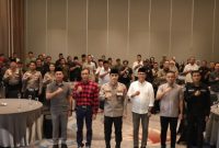 Kapolresta Banyuwangi Kombes Pol Rofiq Ripto Himawan saat foto bareng usai acara buka puasa bersama insan pers di Hotel Kokoon Banyuwangi, Selasa (3/3/2026).