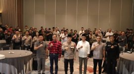 Kapolresta Banyuwangi Kombes Pol Rofiq Ripto Himawan saat foto bareng usai acara buka puasa bersama insan pers di Hotel Kokoon Banyuwangi, Selasa (3/3/2026).