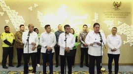 Menko Perekonomian Airlangga Hartarto menyampaikan kebijakan THR dan BHR Idulfitri 1447 H/2026 M di Kantor Kemenko Perekonomian, Jakarta.