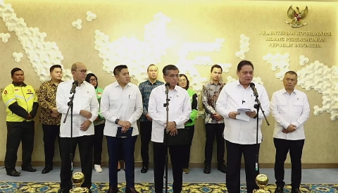 Menko Perekonomian Airlangga Hartarto menyampaikan kebijakan THR dan BHR Idulfitri 1447 H/2026 M di Kantor Kemenko Perekonomian, Jakarta.