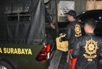 Petugas Satpol PP Kota Surabaya mengamankan puluhan botol minuman beralkohol saat operasi pengawasan RHU selama Ramadan 2026.