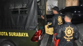 Petugas Satpol PP Kota Surabaya mengamankan puluhan botol minuman beralkohol saat operasi pengawasan RHU selama Ramadan 2026.
