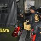 Petugas Satpol PP Kota Surabaya mengamankan puluhan botol minuman beralkohol saat operasi pengawasan RHU selama Ramadan 2026.
