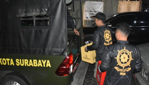 Petugas Satpol PP Kota Surabaya mengamankan puluhan botol minuman beralkohol saat operasi pengawasan RHU selama Ramadan 2026.