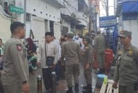 Petugas Satpol PP Surabaya melakukan patroli di salah satu persimpangan jalan untuk mengantisipasi keberadaan pengemis musiman selama Ramadan 2026.