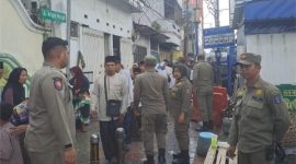 Petugas Satpol PP Surabaya melakukan patroli di salah satu persimpangan jalan untuk mengantisipasi keberadaan pengemis musiman selama Ramadan 2026.