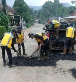 UPTD 3 Lakukan Pemeliharaan Jalan Cipendey–Cilenca, Dukung Instruksi Gubernur Jabar