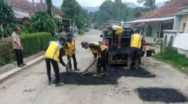 UPTD 3 Wilayah Wanayasa melaksanakan kegiatan pemeliharaan dan perbaikan jalan di ruas Cipendey–Cilenca pada Rabu (4/3/2026).