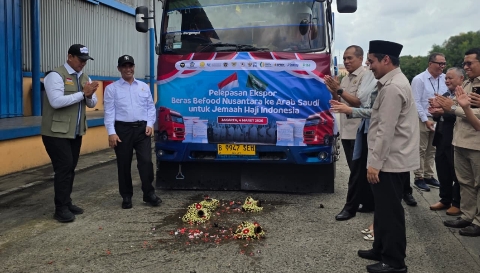 Dirjen PE2HU Kemenhaj Jaenal Effendi bersama Menteri Pertanian dan Dirut Bulog melepas ekspor beras ke Arab Saudi di Gudang Bulog Kelapa Gading, Jakarta, Rabu (4/3/2026).