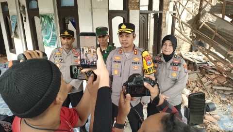 Kapolres Sumenep, Anang Hardiyanto, turun langsung ke lokasi sekitar pukul 09.40 WIB untuk memastikan proses penanganan korban dan penyelidikan berjalan dengan baik.