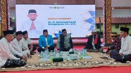 Bupati Sumenep, Achmad Fauzi Wongsojudo, bersama pengurus DPD Komite Nasional Pemuda Indonesia (KNPI) Sumenep saat kegiatan silaturahmi dan buka bersama di Pendopo Agung Keraton Sumenep.