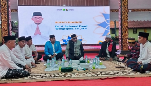 Bupati Sumenep, Achmad Fauzi Wongsojudo, bersama pengurus DPD Komite Nasional Pemuda Indonesia (KNPI) Sumenep saat kegiatan silaturahmi dan buka bersama di Pendopo Agung Keraton Sumenep.