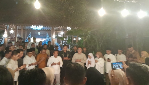 Kepala Dinas Pendidikan Jawa Barat, Purwanto, saat menggelar syukuran ulang tahun yang dirangkaikan dengan buka puasa bersama di kediamannya di Purwakarta.