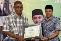 Totok, seorang penggali kubur, menerima penghargaan Naghfir’s Institute Award 2026 sebagai bentuk apresiasi atas pengabdiannya membantu proses pemakaman warga dengan penuh keikhlasan.