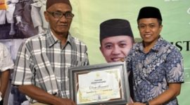 Totok, seorang penggali kubur, menerima penghargaan Naghfir’s Institute Award 2026 sebagai bentuk apresiasi atas pengabdiannya membantu proses pemakaman warga dengan penuh keikhlasan.