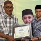 Totok, seorang penggali kubur, menerima penghargaan Naghfir’s Institute Award 2026 sebagai bentuk apresiasi atas pengabdiannya membantu proses pemakaman warga dengan penuh keikhlasan.