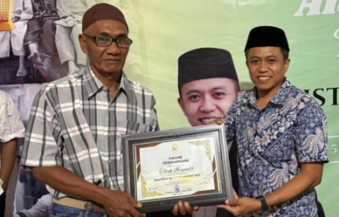 Totok, seorang penggali kubur, menerima penghargaan Naghfir’s Institute Award 2026 sebagai bentuk apresiasi atas pengabdiannya membantu proses pemakaman warga dengan penuh keikhlasan.