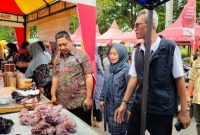Pasar Murah Ramadan yang digelar Pemkab Bangkalan di depan Pendopo Agung Bangkalan untuk membeli kebutuhan pokok dengan harga terjangkau.