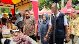 Pasar Murah Ramadan yang digelar Pemkab Bangkalan di depan Pendopo Agung Bangkalan untuk membeli kebutuhan pokok dengan harga terjangkau.