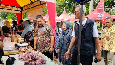 Pasar Murah Ramadan yang digelar Pemkab Bangkalan di depan Pendopo Agung Bangkalan untuk membeli kebutuhan pokok dengan harga terjangkau.