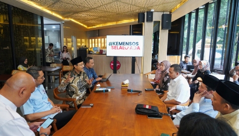 Bupati Pasuruan Rusdi Sutejo bersama Ketua PCNU Kabupaten Pasuruan Imron Mutamakkin saat melakukan audiensi dengan Menteri Sosial Saifullah Yusuf di Kantor Kementerian Sosial, Jakarta.