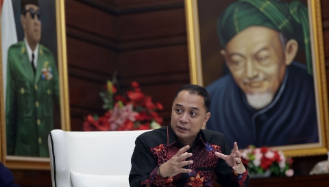 Wali Kota Surabaya Eri Cahyadi memberikan keterangan terkait kasus ancaman pembunuhan yang dilakukan oknum juru parkir terhadap warga di kawasan Kapas Krampung.