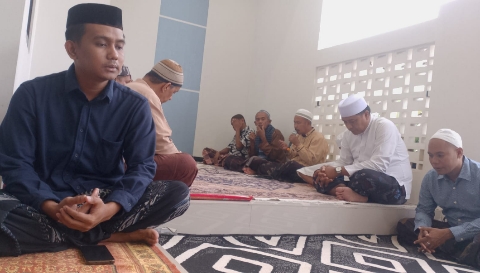 Kegiatan khotmil Quran dan buka puasa bersama yang digelar LBH Achmad Madani Putra dan Rekan-Rekan di Perumahan Permata Resmi 2 Blok E5, Desa Kolor, Kecamatan Kota, Kabupaten Sumenep, Sabtu (7/3/2026).