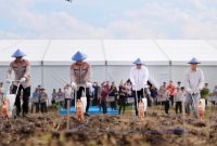 Bupati Pasuruan Rusdi Sutejo bersama Kapolda Jawa Timur Irjen Pol Nanang Avianto dan Forkopimda menanam jagung secara simbolis dalam Gerakan Tanam Raya Nasional Kuartal I 2026 di Desa Tampung, Kecamatan Rembang, Sabtu (7/3/2026).