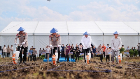 Bupati Pasuruan Rusdi Sutejo bersama Kapolda Jawa Timur Irjen Pol Nanang Avianto dan Forkopimda menanam jagung secara simbolis dalam Gerakan Tanam Raya Nasional Kuartal I 2026 di Desa Tampung, Kecamatan Rembang, Sabtu (7/3/2026).