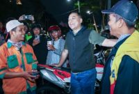 Wali Kota Surabaya Eri Cahyadi meninjau fasilitas parkir non tunai di kawasan Taman Bungkul saat kegiatan Cipta Kondisi Asuhan Rembulan bersama jajaran TNI/Polri, Sabtu (7/3/2026) malam.