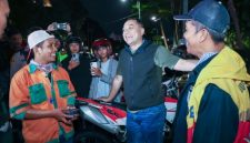 Wali Kota Surabaya Eri Cahyadi meninjau fasilitas parkir non tunai di kawasan Taman Bungkul saat kegiatan Cipta Kondisi Asuhan Rembulan bersama jajaran TNI/Polri, Sabtu (7/3/2026) malam.