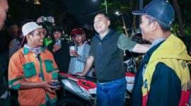 Wali Kota Surabaya Eri Cahyadi meninjau fasilitas parkir non tunai di kawasan Taman Bungkul saat kegiatan Cipta Kondisi Asuhan Rembulan bersama jajaran TNI/Polri, Sabtu (7/3/2026) malam.