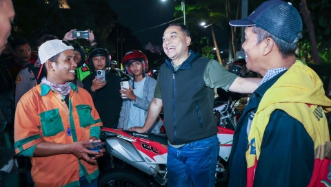 Wali Kota Surabaya Eri Cahyadi meninjau fasilitas parkir non tunai di kawasan Taman Bungkul saat kegiatan Cipta Kondisi Asuhan Rembulan bersama jajaran TNI/Polri, Sabtu (7/3/2026) malam.