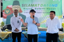 Menko Bidang Pangan Zulkifli Hasan berdialog dengan petani garam saat meninjau produksi garam di kawasan PT Garam Camplong, Kabupaten Sampang, Madura, Minggu (8/3/2026).