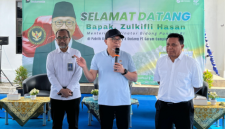 Menko Bidang Pangan Zulkifli Hasan berdialog dengan petani garam saat meninjau produksi garam di kawasan PT Garam Camplong, Kabupaten Sampang, Madura, Minggu (8/3/2026).