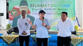 Menko Bidang Pangan Zulkifli Hasan berdialog dengan petani garam saat meninjau produksi garam di kawasan PT Garam Camplong, Kabupaten Sampang, Madura, Minggu (8/3/2026).