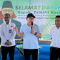 Menko Bidang Pangan Zulkifli Hasan berdialog dengan petani garam saat meninjau produksi garam di kawasan PT Garam Camplong, Kabupaten Sampang, Madura, Minggu (8/3/2026).